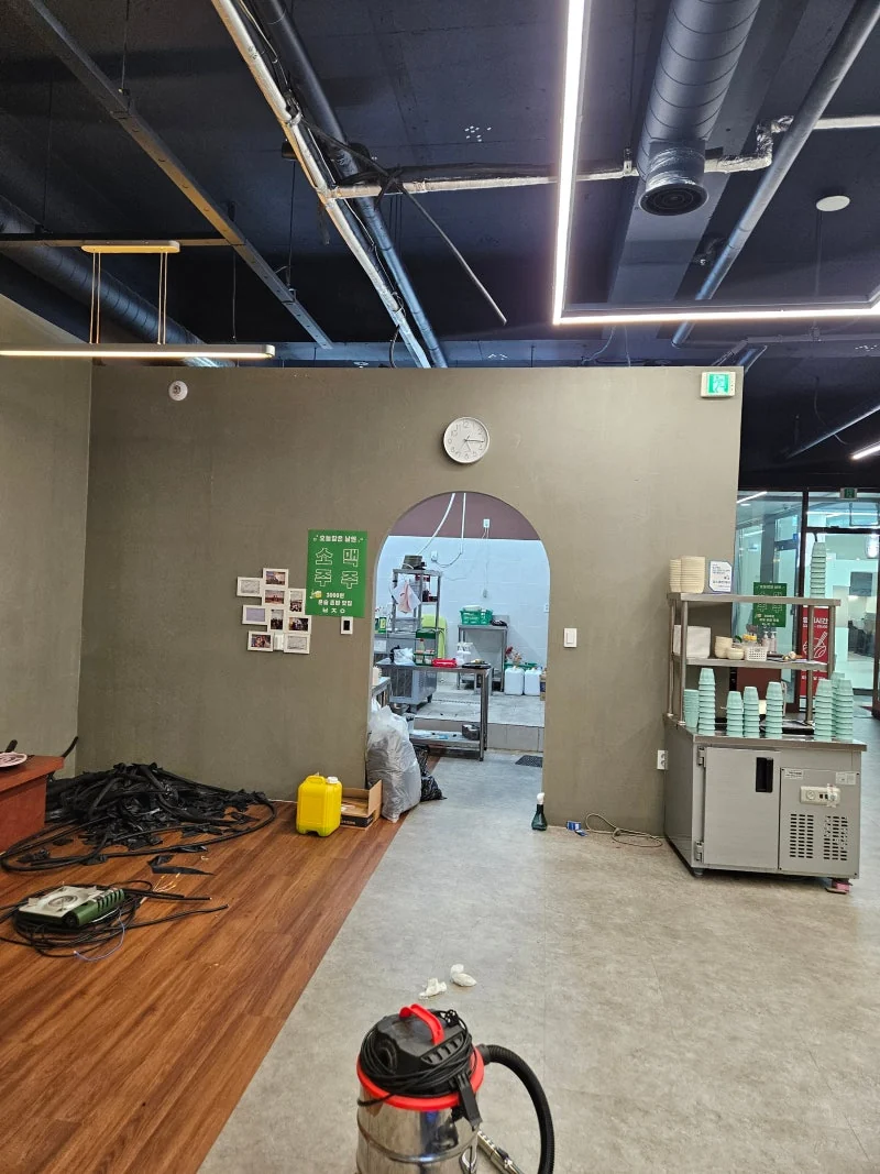 구월동 34평 밥장인 음식점의 철거 전 가벽과 주방 출입구